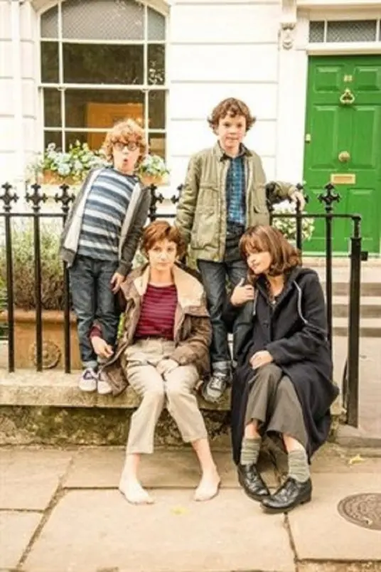 《爱你，妮娜》：保姆日记下的秘密心事，一段关于爱与成长的另类英伦故事